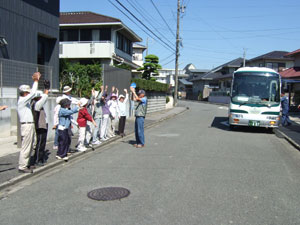 大谷台への路線延長を祝う住民